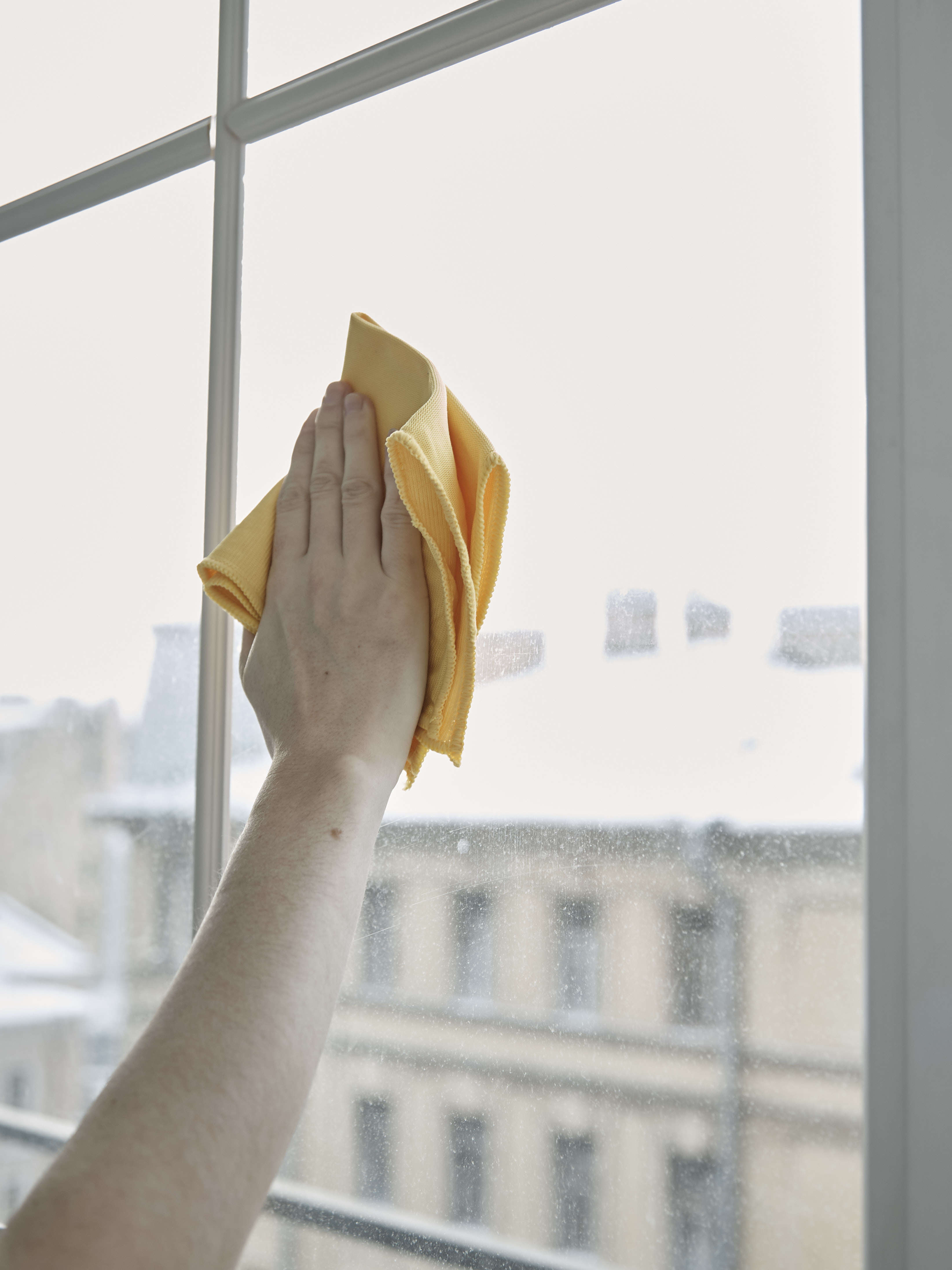 Клининг в квартире: сколько стоит помыть окно